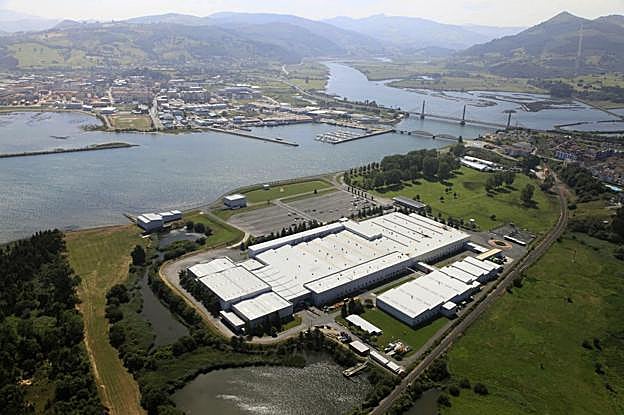 En Cantabria. Instalaciones que la empresa SEG Automotive tiene en Treto. :