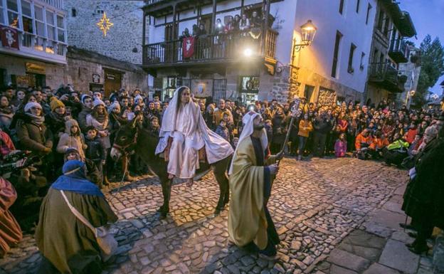 Parte de la recreación del Auto Sacramental en Santillana del Mar, en una fotografía de archivo.