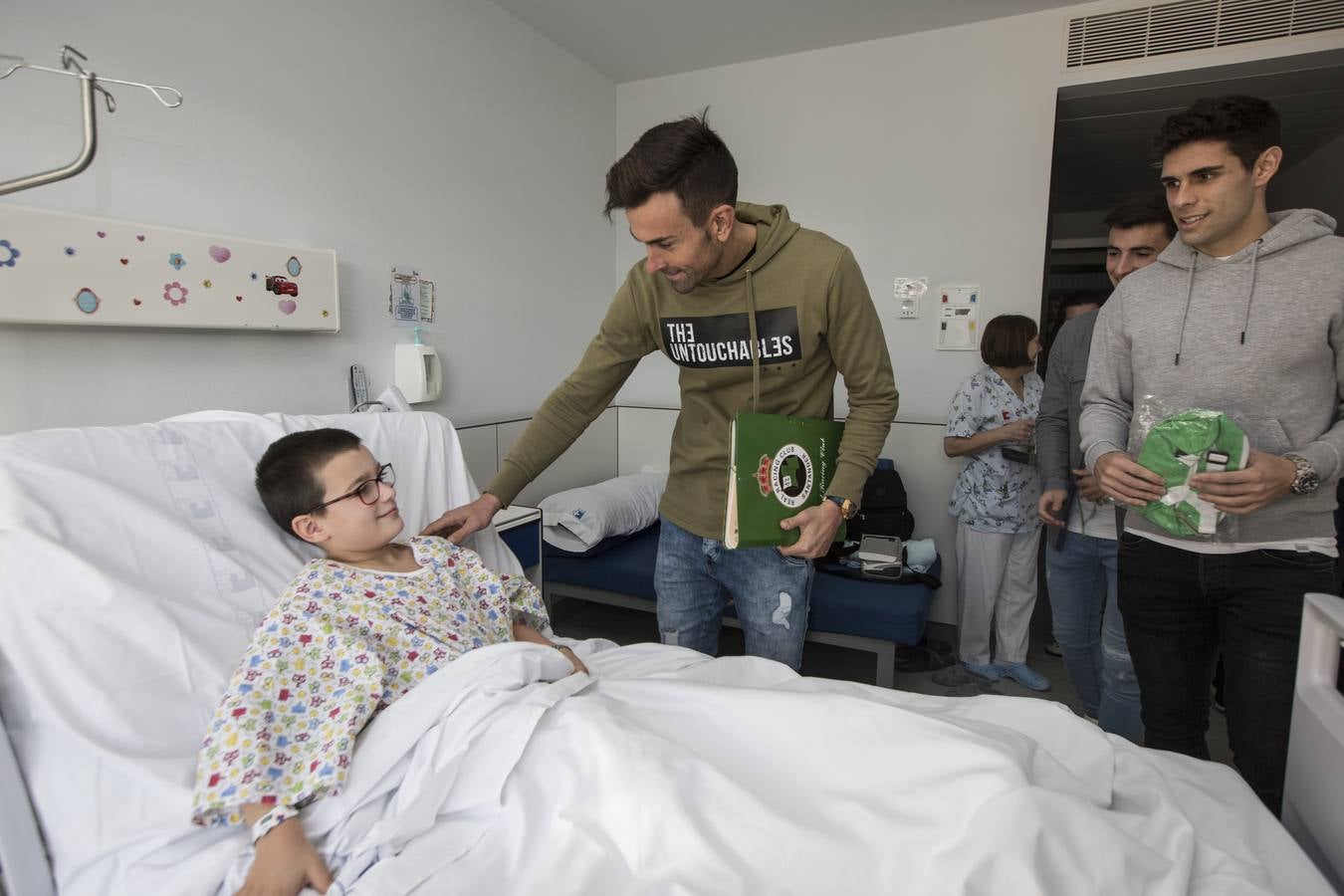 Fotos: Los jugadores del Racing reparte regalos