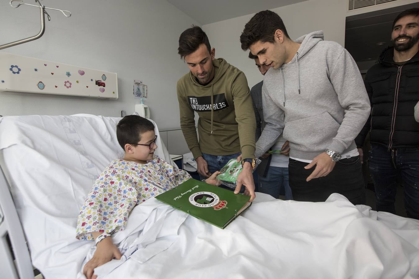 Fotos: Los jugadores del Racing reparte regalos