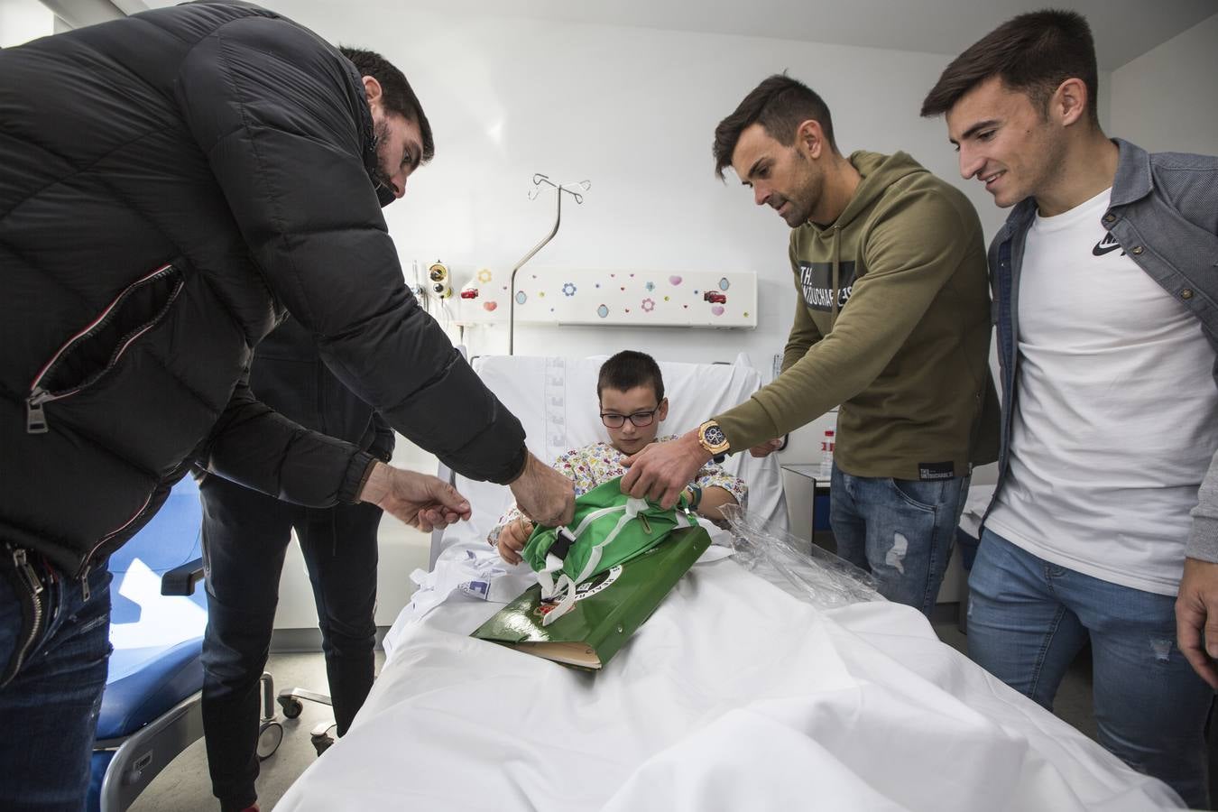 Fotos: Los jugadores del Racing reparte regalos