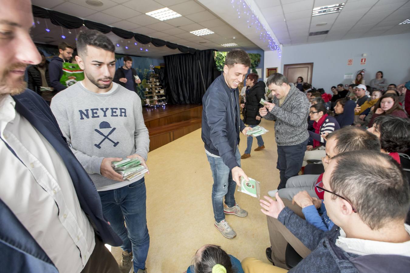 Fotos: Los jugadores del Racing reparte regalos