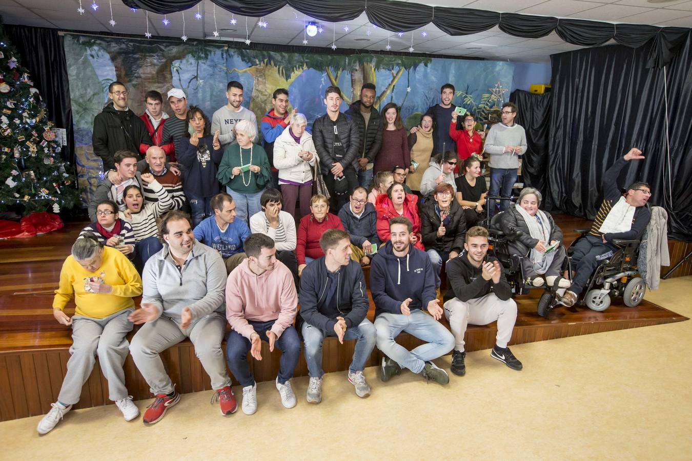 Fotos: Los jugadores del Racing reparte regalos