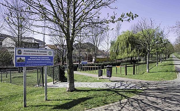 El Ayuntamiento mejorará las áreas de esparcimiento canino de Santander