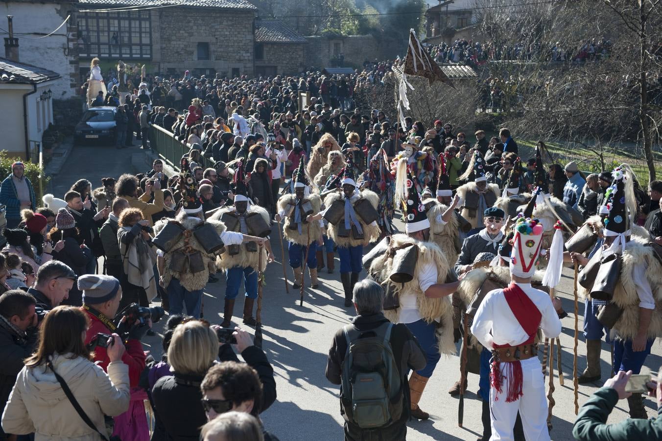 La tradicional mascarada ha reunido a cientos de vecinos y espectadores para disfrutar de la popular fiesta.