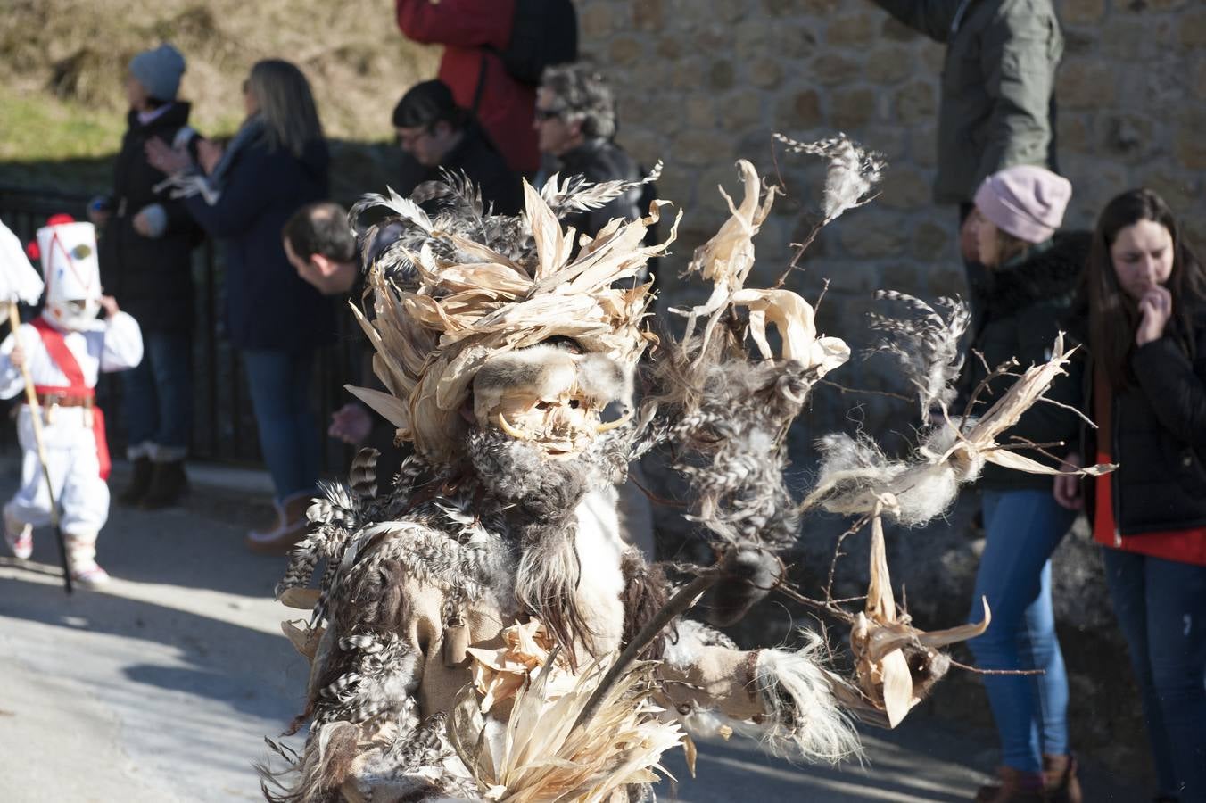 La tradicional mascarada ha reunido a cientos de vecinos y espectadores para disfrutar de la popular fiesta.