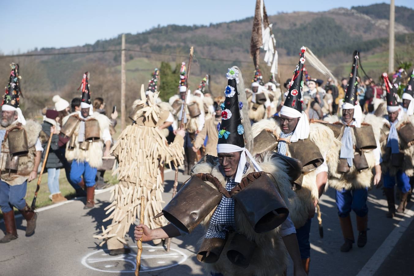 La tradicional mascarada ha reunido a cientos de vecinos y espectadores para disfrutar de la popular fiesta.