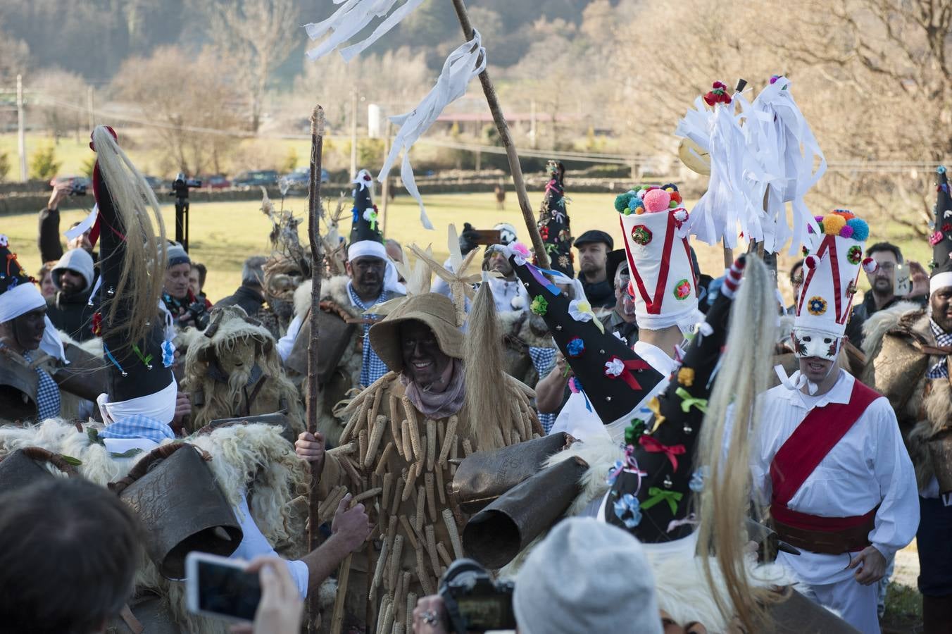 La tradicional mascarada ha reunido a cientos de vecinos y espectadores para disfrutar de la popular fiesta.