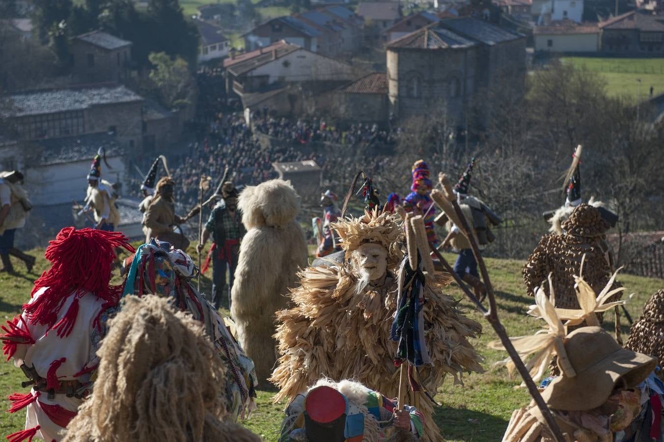 La tradicional mascarada ha reunido a cientos de vecinos y espectadores para disfrutar de la popular fiesta.