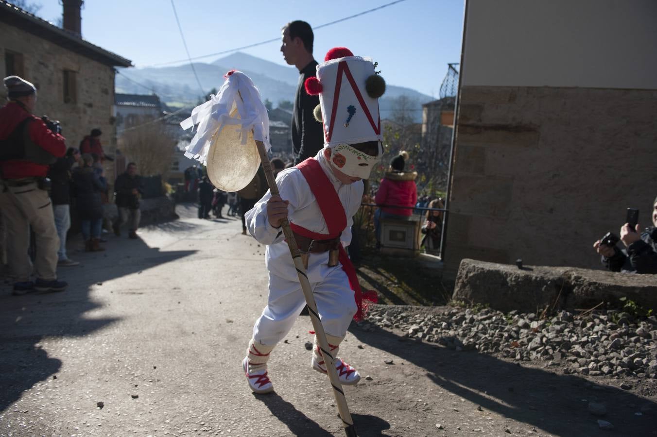 La tradicional mascarada ha reunido a cientos de vecinos y espectadores para disfrutar de la popular fiesta.