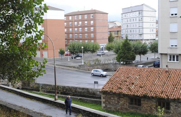  Al fondo, la plaza de Los Caños, en la que se eliminarán los cambios de rasante que existen actualmente. 