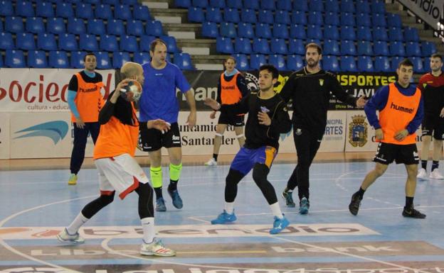 Los jugadores del Blendio, en el entrenamiento de este lunes en La Albericia.