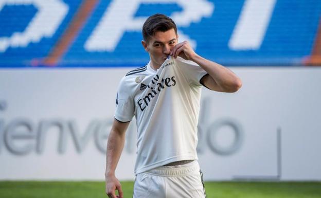 Brahim Díaz besa el escudo de la camiseta del Real Madrid. 