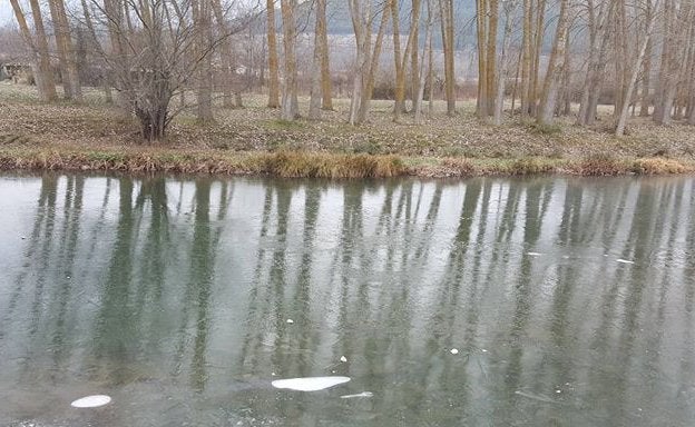 El río Ebro, congelado, en Valderredible, este lunes por la mañana. 