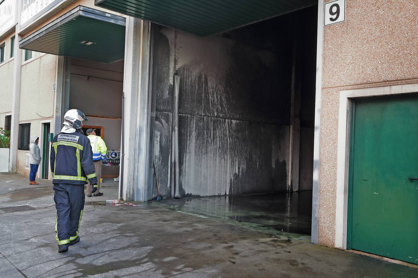 Los bomberos del 112 han extinguido este lunes el incendio registrado en una nave de Unquera, en la que se almacenan vehículos. Al menos uno de ellos ha resultado calcinado.