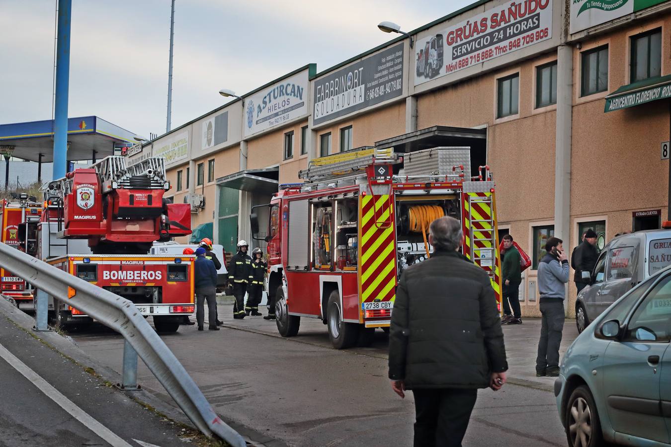 Los bomberos del 112 han extinguido este lunes el incendio registrado en una nave de Unquera, en la que se almacenan vehículos. Al menos uno de ellos ha resultado calcinado.