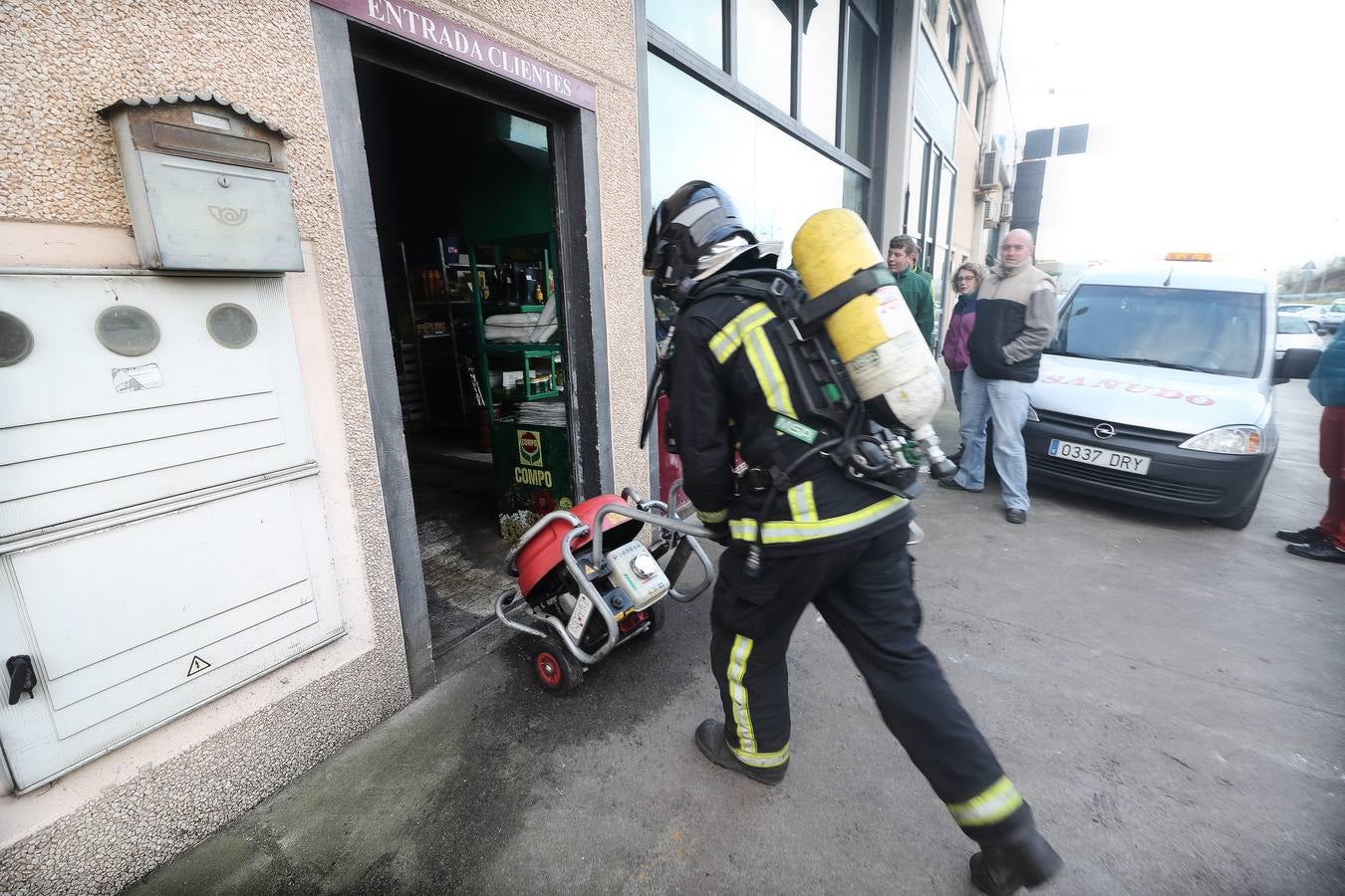 Los bomberos del 112 han extinguido este lunes el incendio registrado en una nave de Unquera, en la que se almacenan vehículos. Al menos uno de ellos ha resultado calcinado.