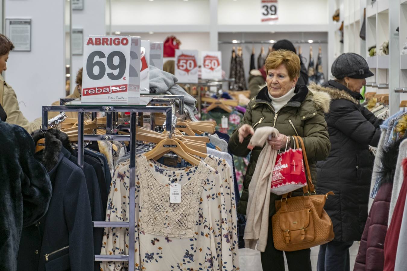 Imágenes de ciudadanos de compras por Santander este lunes, supuestamente el primer día de las rebajas de enero