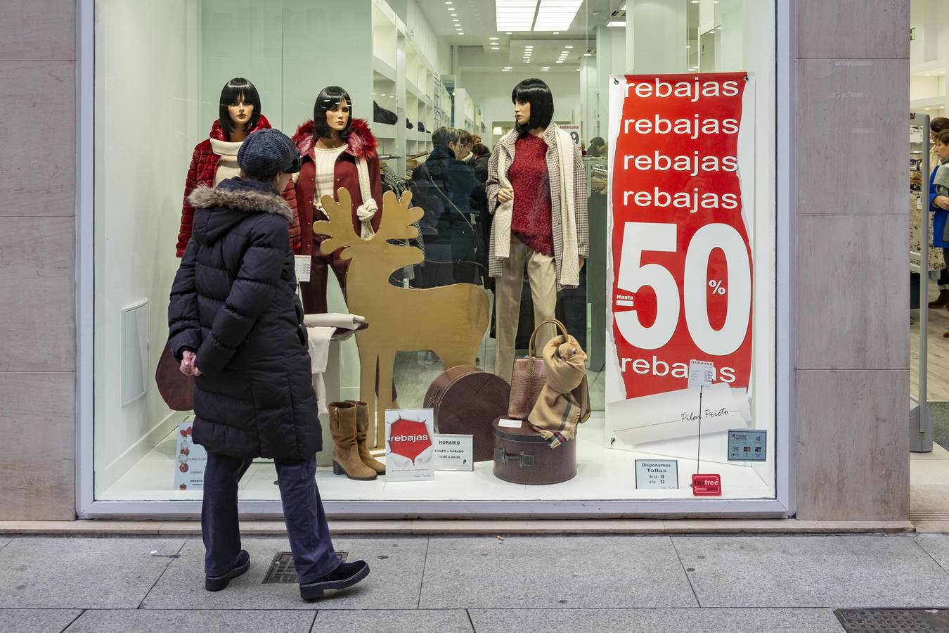 Imágenes de ciudadanos de compras por Santander este lunes, supuestamente el primer día de las rebajas de enero
