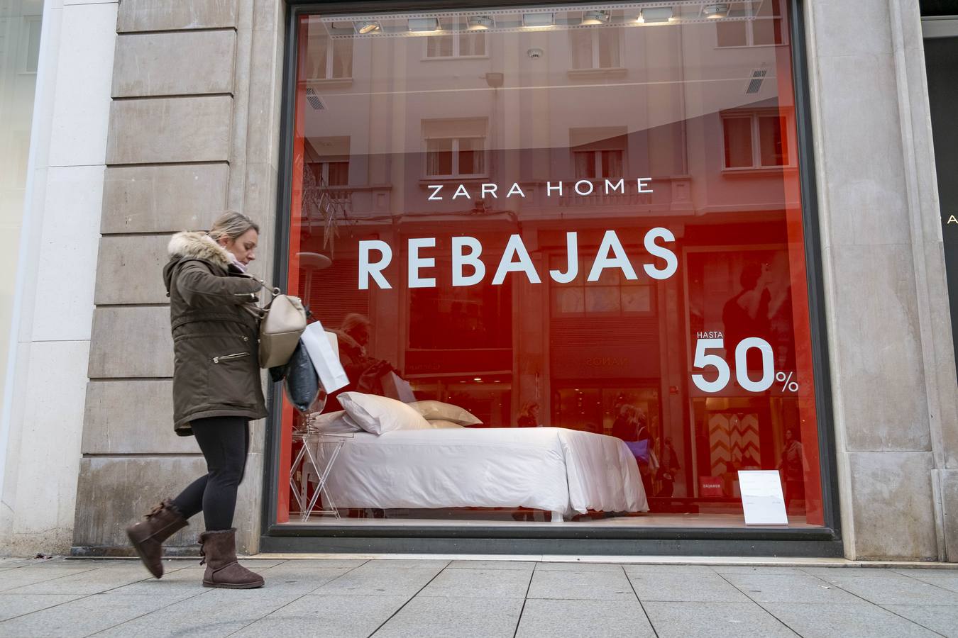 Imágenes de ciudadanos de compras por Santander este lunes, supuestamente el primer día de las rebajas de enero