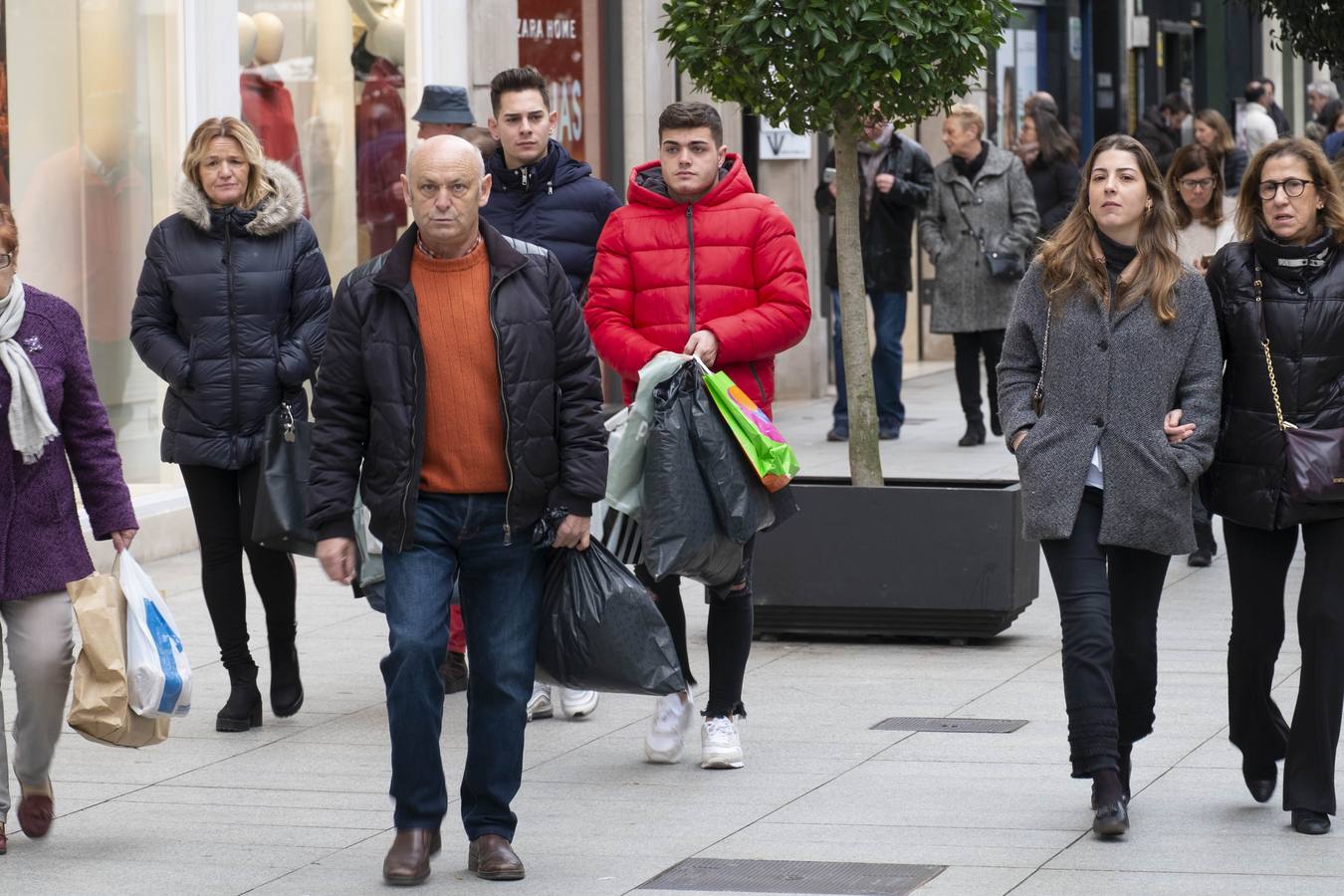 Imágenes de ciudadanos de compras por Santander este lunes, supuestamente el primer día de las rebajas de enero