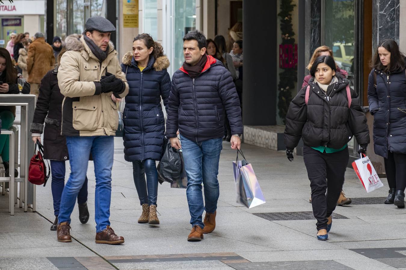 Imágenes de ciudadanos de compras por Santander este lunes, supuestamente el primer día de las rebajas de enero
