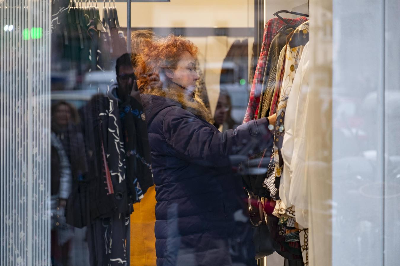 Imágenes de ciudadanos de compras por Santander este lunes, supuestamente el primer día de las rebajas de enero