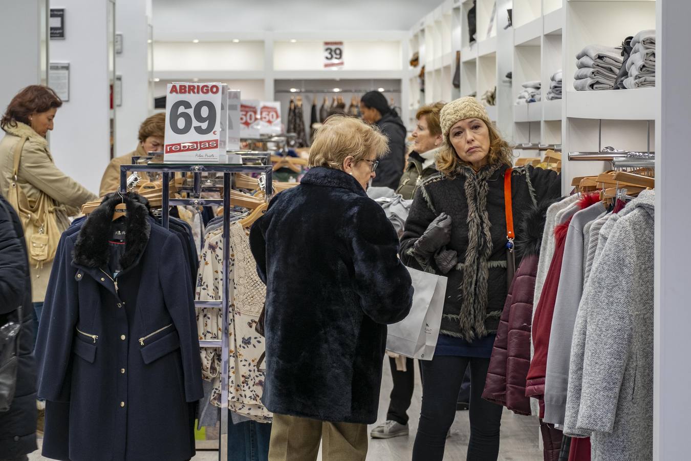 Imágenes de ciudadanos de compras por Santander este lunes, supuestamente el primer día de las rebajas de enero