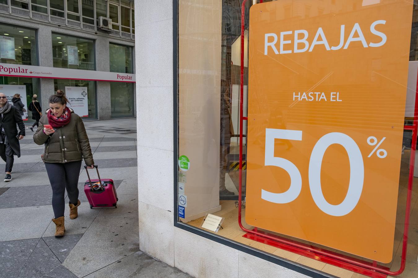 Imágenes de ciudadanos de compras por Santander este lunes, supuestamente el primer día de las rebajas de enero