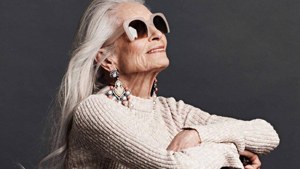 Daphne Selfe, la maniquí en activo más anciana del mundo, será condecorada por Isabel II