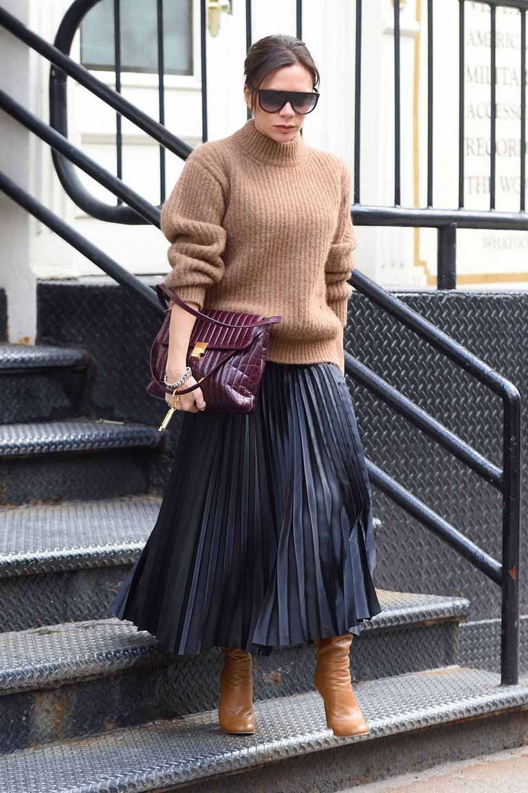 Siempre podemos inspirarnos en Victoria Beckham para vestir este corte de falda de la manera más sencilla para el día a día.