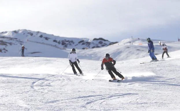Esquiadores por las pistas de Cerler, durante la jornada de Reyes
