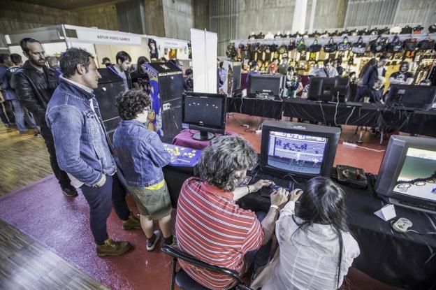 Varios jóvenes frente a ordenadores.