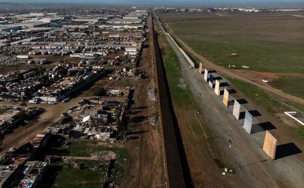 Vista aérea de los prototipos del muro fronterizo del presidente de EE UU, Donald Trump, desde la localidad mexicana de Tijuana.