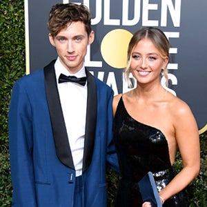 También nos ha encantado la elección del cantante Troye Sivan, quien vistió un traje azulón de la última temporada de Calvin Klein y se paseó por la alfombra roja acompañado de su hermana Sage.