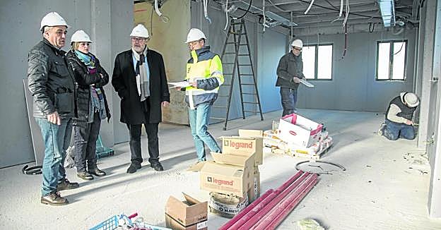 La alcaldesa y el concejal de Obras Públicas visitaron las obras del edificio. :