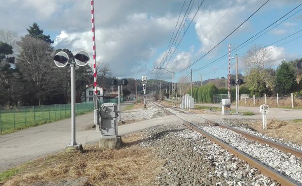 Paso a nivel de La Flor, que el Ayuntamiento pretende que sea suprimido