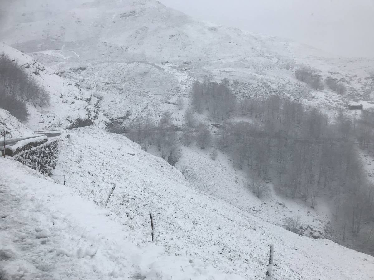 Fotos: La subida a Lunada se tiñe de blanco