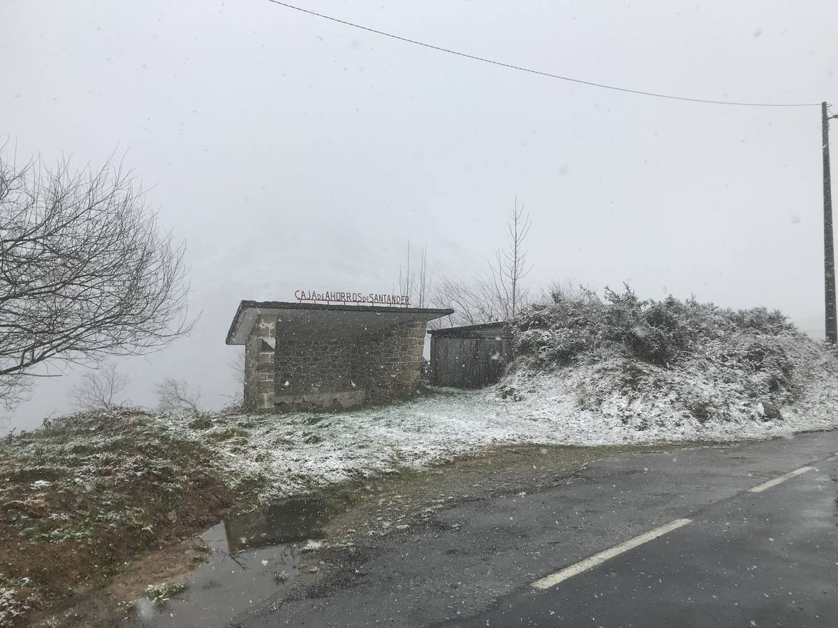 Fotos: La subida a Lunada se tiñe de blanco