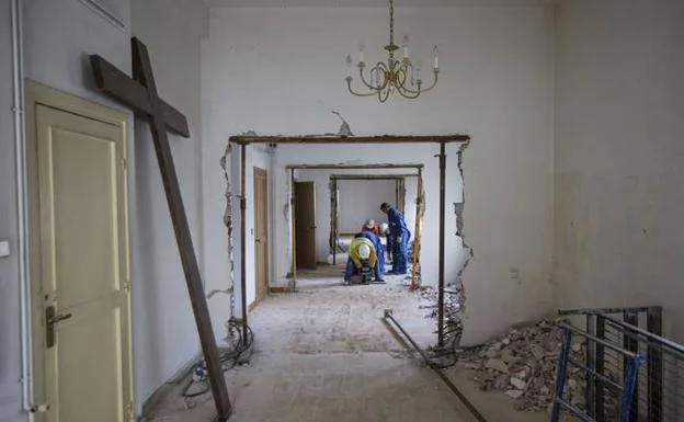 Imagen de obreros trabajando en el edificio capitular catedralicio.