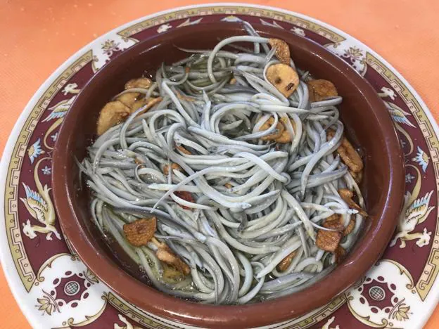 Cazuela de barro con las clásicas angulas al ajillo. 