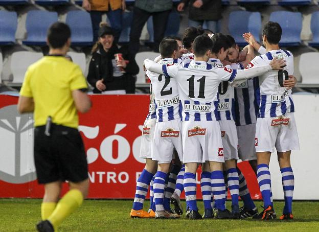 Los blanquiazules festejan el gol que marcaron al Calahorra la pasada jornada en El Malecón.