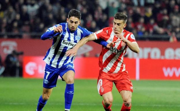 Rubén Sobrino y Pere Pons disputan un balón. 