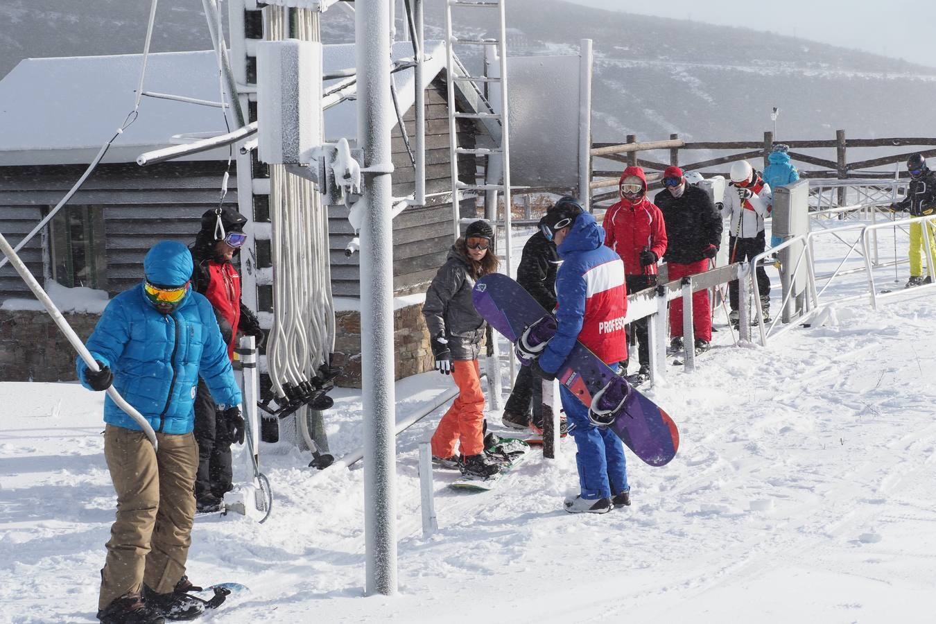 La estación de esquí de Alto Campoo ha abierto este sábado gracias a la nieve artificial, con 1,2 kilómetros para esquiar en las pistas Calgosa I y Calgosa II. Pocos esquiadores han acudido este primer día