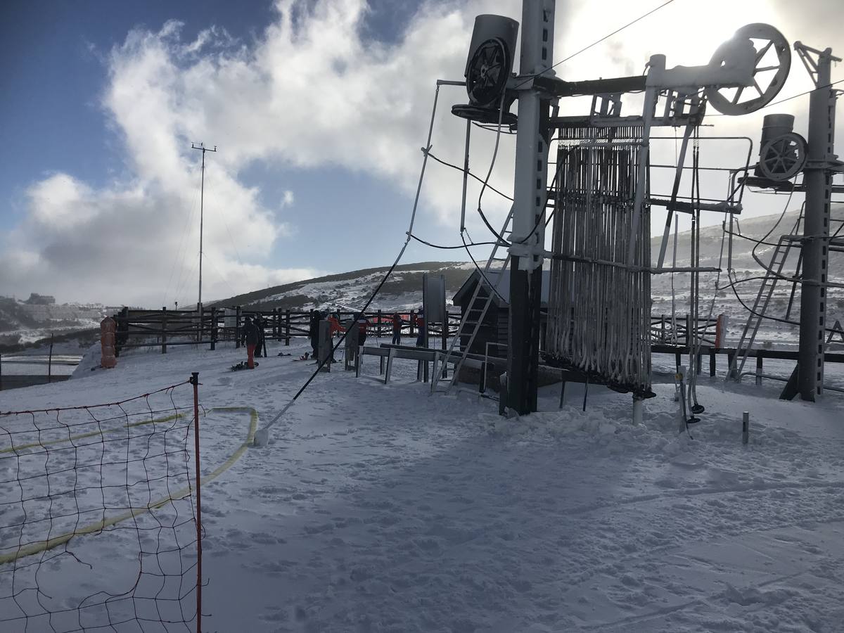 La estación de esquí de Alto Campoo ha abierto este sábado gracias a la nieve artificial, con 1,2 kilómetros para esquiar en las pistas Calgosa I y Calgosa II. Pocos esquiadores han acudido este primer día