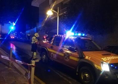 Imagen secundaria 1 - Un intoxicado por inhalación de humo en el incendio de un ático en Castro Urdiales