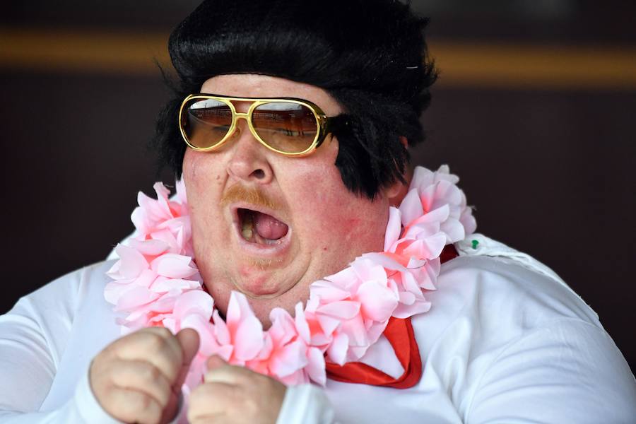 Como sucede cada año, el Elvis Express partió de la estación de Sydney hacia la localidad rural de Parkes, a más de 300 kilómetros, para celebrar la figura y la música de Elvis Presley, el legendario rey del Rock and Roll. A bordo, con sus patillas de hacha, vestidos con llamativas prendas que recuerdan al mito, decenas de imitadores viajan dispuestos a pasarlo en grande. Se espera que este año sean más de 25.000 los que lleguen a Parkes, que triplica su población durante los cinco días de festival.