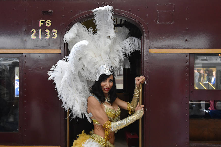 Como sucede cada año, el Elvis Express partió de la estación de Sydney hacia la localidad rural de Parkes, a más de 300 kilómetros, para celebrar la figura y la música de Elvis Presley, el legendario rey del Rock and Roll. A bordo, con sus patillas de hacha, vestidos con llamativas prendas que recuerdan al mito, decenas de imitadores viajan dispuestos a pasarlo en grande. Se espera que este año sean más de 25.000 los que lleguen a Parkes, que triplica su población durante los cinco días de festival.