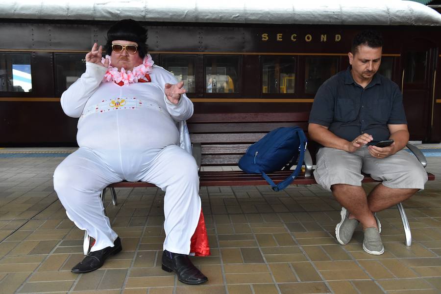 Como sucede cada año, el Elvis Express partió de la estación de Sydney hacia la localidad rural de Parkes, a más de 300 kilómetros, para celebrar la figura y la música de Elvis Presley, el legendario rey del Rock and Roll. A bordo, con sus patillas de hacha, vestidos con llamativas prendas que recuerdan al mito, decenas de imitadores viajan dispuestos a pasarlo en grande. Se espera que este año sean más de 25.000 los que lleguen a Parkes, que triplica su población durante los cinco días de festival.