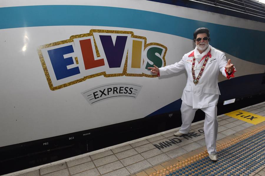 Como sucede cada año, el Elvis Express partió de la estación de Sydney hacia la localidad rural de Parkes, a más de 300 kilómetros, para celebrar la figura y la música de Elvis Presley, el legendario rey del Rock and Roll. A bordo, con sus patillas de hacha, vestidos con llamativas prendas que recuerdan al mito, decenas de imitadores viajan dispuestos a pasarlo en grande. Se espera que este año sean más de 25.000 los que lleguen a Parkes, que triplica su población durante los cinco días de festival.